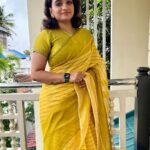Krishna Praba Instagram - ⭐️💛💛⭐️ Outfit - @sajawat_designerhub_bridalshop Designed by @s_3_j_ @styling_by_js 📸 @laijumohan7 #yellow #sareelove #casual #saree
