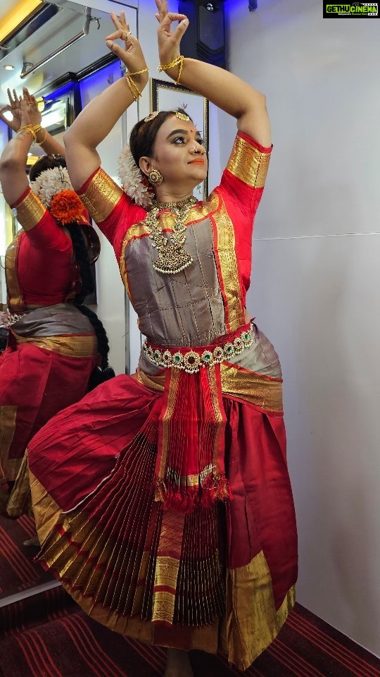 Krishna Praba Instagram - Thuravoor temple @thuravoormahakshethram . @thandavdanceschool . @arun_thandav . #reelsinstagram #reels #reelkarofeelkaro #reelitfeelit #reelsoninstagram #actor #dancer