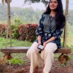 Kushee Ravi Instagram - The scenic beauty of Agumbe made me sing this beautiful song from #ssesideb @rakshitshetty @hemanthrao11 @rukmini_vasanth @chaithra.j.achar @charanraj27185 @srilakshmi_belmannu @vismaya__studios My best wishes to the team for another blockbuster loading 🤩