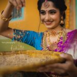 Kushee Ravi Instagram - 🌾 . . . . makeover- @makeupandhairby_shashi photography- @veeru.photogrphy designer- @suravi114designerstudio studio- @arnavamaze conceptual studio- @setashot jewellery- @bangalorebridaljewelry
