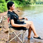 Lahari Shari Instagram - Feeling totally zen 🧘‍♀️ as I soak up the riverside vibes 🌊 Nature's symphony 🍃 has me in awe of its green wonderland 🌳🌿 The perfect spot to unwind and escape the chaos of city life 🌆 Photographer : @troyphotographyofficial #GoodMorning #HappyVibes #lovelylife #PositivityAllAround #RiversideRetreat #NatureNirvana #GreeneryGoals #ChillingByTheRiver #NatureLover #PeacefulParadise Hyderabad