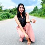 Lahari Shari Instagram - Feeling the nature vibes 🌿🌾 Standing under a cozy hut, surrounded by lush greenery. This moment, pure bliss! ❤️🌻💃 Designer and Stylist : @adamohyd Photographer : @troyphotographyofficial #FarmLife #NatureLover #FeelingBlessed #FarmVibes #BlessedVibes #PositiveThoughts #PosingGoals #positivity #lovemylife #lovemyself #lifeisbeautiful Hyderabad