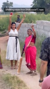 Lahari Shari Instagram - Cricket fever even at work!!!😁 Never knew @gangavva would be so interested in cricket🏏  @ashu_uuu @rukshardhillon12 @thisisvikranth 

Designer and Stylist : @adamostylestudio

#sparklife #spark #gangavva #cricket #village #kallevalle #movie #tollywood #telugu #teluguactress #telugucinema #biggbosstelugu #biggbosstelugu3 #biggbosstelugu4 #biggbosstelugu5