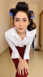 Leena Jumani Instagram - Yeah to goofy me🤪 reel shuru hone se pahle hi khatam ho gaya😂

📷- Priya didi (Kyuki I’d nahi pata)
@sultan_makeupartist @larry_pb02 
#behindthescenes #fun #myshootingteam #reels #reelitfeelit #reelkarofeelkaro