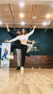 Leena Jumani Instagram - Birthday special 😜

Hitting a dance floor after a long time. 
With @mg_mehulgadani it was fun dancing with you😀

#reels #reelitfeelit #reelkarofeelkaro #descoveringmyself