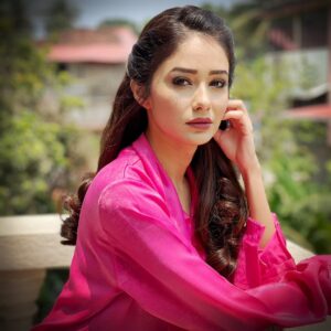 Leena Jumani Instagram - Aur sab badiya ?🙋🏻‍♀️