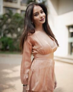 Leena Jumani Instagram - Go with the flow, flow with the glow☀️

Shot by @journeyman1027