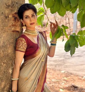 Madhavi Nimkar Instagram - Set peace of mind as your highest goal, and organise your life around it 💖
#peace #life #happiness #smile 🫶🏻
#onset
.
Saree @tanishkweddingsaree 
Jewellery @sudiksha_art_jewellery_1912