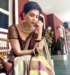 Madhavi Nimkar Instagram - Set peace of mind as your highest goal, and organise your life around it 💖
#peace #life #happiness #smile 🫶🏻
#onset
.
Saree @tanishkweddingsaree 
Jewellery @sudiksha_art_jewellery_1912