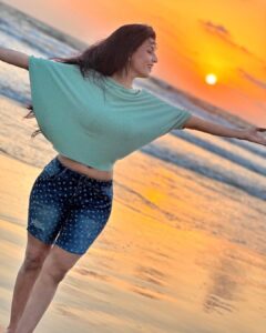 Madhavi Nimkar Instagram - All I need is a good dose of vitamin SEA 😄🌊🛶
.
.
#guhagar #aajol #birthplace
