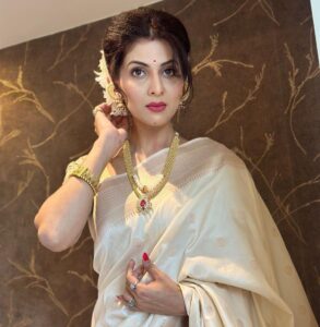 Madhavi Nimkar Instagram - When I wear saree…..I am ready to pose 🌸🌸
.
Saree - @tanishkweddingsaree 
Jewellery - @treasureboxforyou