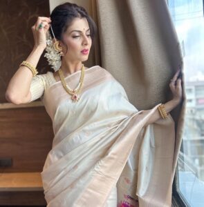 Madhavi Nimkar Instagram - When I wear saree…..I am ready to pose 🌸🌸
.
Saree - @tanishkweddingsaree 
Jewellery - @treasureboxforyou