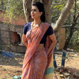 Madhavi Nimkar Instagram - Everything changes…
when you change 🌸🌸
Sha…li…ni ❤️
.
.
#smnka #starpravah #lookchange