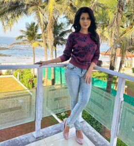 Madhavi Nimkar Instagram - Self love have very little to do with how you feel about your outer self..
It’s about accepting all of your self 💕💕
Good morning ♥️