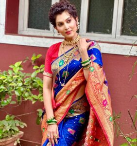 Madhavi Nimkar Instagram - I love it 💖
I draped it 🦋
.
.
#instagram #blue🫶🏻 #wednesday
