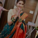 Madhavi Nimkar Instagram - शूटिंगमधून वेळ काढत जमल्या साऱ्या जणी, धमाल, मस्ती आणि सोबतीला मंगळागौरीची गाणी! लूक्स, BTS मधून आलाच असेल अंदाज, काय असेल नेमका मंगळागौरीचा हा थाट!! तर पहायला विसरू नका राजश्री मराठी आणि स्टार प्रवाहची पहिली मंगळागौर!!♥️ राजश्री मराठीच्या Youtube आणि फेसबुक चॅनलवर. 📍Location : @hoteltiptopplaza ✅ @tiptopmithaiwala.social 🛍️ Gifting Partner : @vastrakala_paithani_ #मंगळागौर | #Manglagaur #चलाखेळूयामंगळागौर | #ChalaKheluyaMangalagaur #RajshriMarathiExclusive