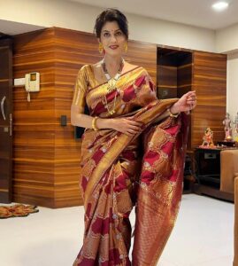 Madhavi Nimkar Instagram - Diwalichy saglyanna Bharbharun shubhetcha !!! 💖🙏🏻
.
.
#myfevorite #festival #diwali2023 #saree