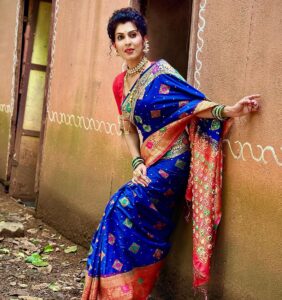 Madhavi Nimkar Instagram - I love it 💖
I draped it 🦋
.
.
#instagram #blue🫶🏻 #wednesday