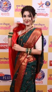 Madhavi Nimkar Instagram - राजश्री मराठी आणि स्टार प्रवाहच्या 'चला खेळूया मंगळागौर' कार्यक्रमाला अभिनेत्री माधवी नेमकरने सुंदर अंदाजात लावली हजेरी!

राजश्री मराठी आणि स्टार प्रवाहकडून यंदाच्या श्रावणात खास भेट!♥️
सादर करत आहोत 'चला खेळूया मंगळागौर'
लवकरच.....

@star_pravah @rajshrimarathi 

📍Location : @hoteltiptopplaza 
✅ @tiptopmithaiwala.social
🛍️ Gifting Partner : @vastrakala_paithani_

#मंगळागौर | #Manglagaur
#चलाखेळूयामंगळागौर | #ChalaKheluyaMangalagaur
#RajshriMarathiExclusive