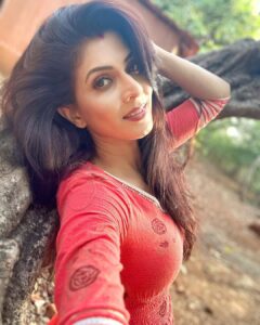 Madhavi Nimkar Instagram - Embrace the glorious mess that you are 💖🌹💖
Good morning 🌸🌸🌸
