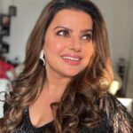 Madhu Sharma Instagram - Getting ready with my team Makeup @atulshinde282 Hair @koyandemangal #makeup #hair #ready #black #blackdress #happiness #happyme