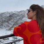 Madhu Sharma Instagram – Snow is just so beautiful…it covers everything like a fluffy white blanket and makes for a picturesque panorama. 

#snow #snowfall #leh #ladakh #winterwonderland #winter #happiness #happyme #naturelovers #nature