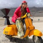 Madhu Sharma Instagram - “Be like a child – clear, loving, spontaneous, infinitely flexible and ready each moment to wonder and accept a miracle” #pangonglake #leh #ladakhtrip #ladakh #nubravalley #happy #happiness #masti #child #childinme #explorepage #explore #exploring Pangong Tso