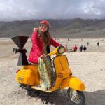 Madhu Sharma Instagram - “Be like a child – clear, loving, spontaneous, infinitely flexible and ready each moment to wonder and accept a miracle” #pangonglake #leh #ladakhtrip #ladakh #nubravalley #happy #happiness #masti #child #childinme #explorepage #explore #exploring Pangong Tso