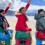 Madhu Sharma Instagram - “Be like a child – clear, loving, spontaneous, infinitely flexible and ready each moment to wonder and accept a miracle” #pangonglake #leh #ladakhtrip #ladakh #nubravalley #happy #happiness #masti #child #childinme #explorepage #explore #exploring Pangong Tso