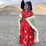 Madhu Sharma Instagram - Ladakhi traditional dress Goncha or Kos or Sulma are the main dress worn by all the communities in Ladakh by both the sexes, accompanied with a colourful sash tied around their waist. The women's robe, however, flares downwards with small pleats accentuating it into a flowy gown.Goncha or Kos is a voluminous robe resembling a coat made of wool, velvet, cotton, polyester, or a combination of these. Pangong Tso