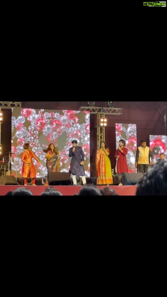 Madhushree Instagram - Nigdi pgm dhamaka . Amazing public.. dancing on my song #mahive with all talented singers in #pipmri #diwali #pahat pgm #nachiketlele #padmanabh #madhura #amritasubhash