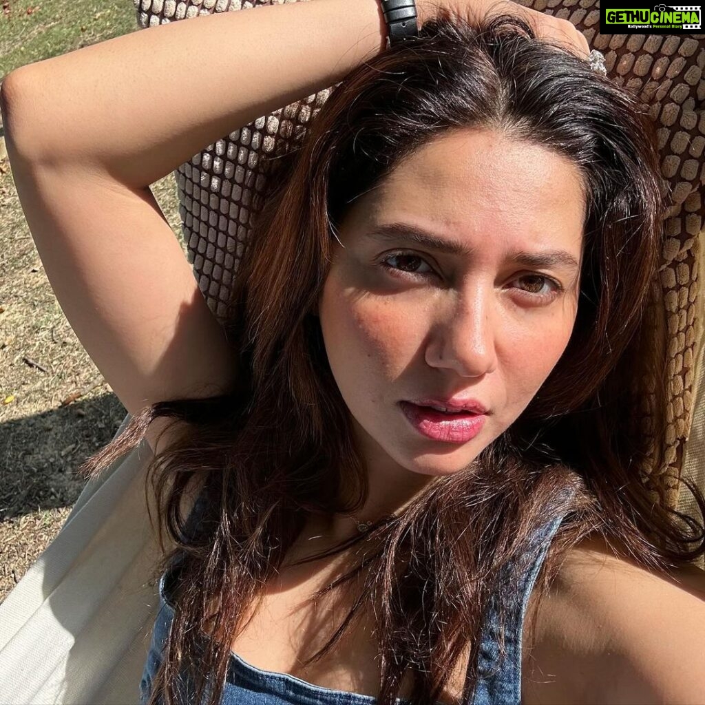 Mahira Khan Instagram - Hi, let’s break the algorithm ☀️ P.S thank you @bioliteuae for the aaahmazing diamond glow facial.. skin is glowing even after days. Immaaa coming back ♥️