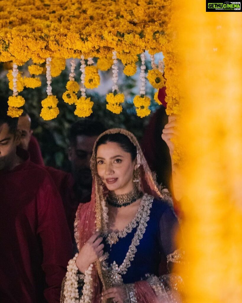 Mahira Khan Instagram - Right before we were heading down.. Asim put a whole string of motias on my arm.. just because.. he is Asim and I’m his mahiru.. forever InshAllah 💜 Mehndi 💜 29.09.23