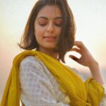 Maira Doshi Instagram - Silence is luxurious 🤍💛🤍 . . . . @hitesh_paunikar @nisharmansuri
