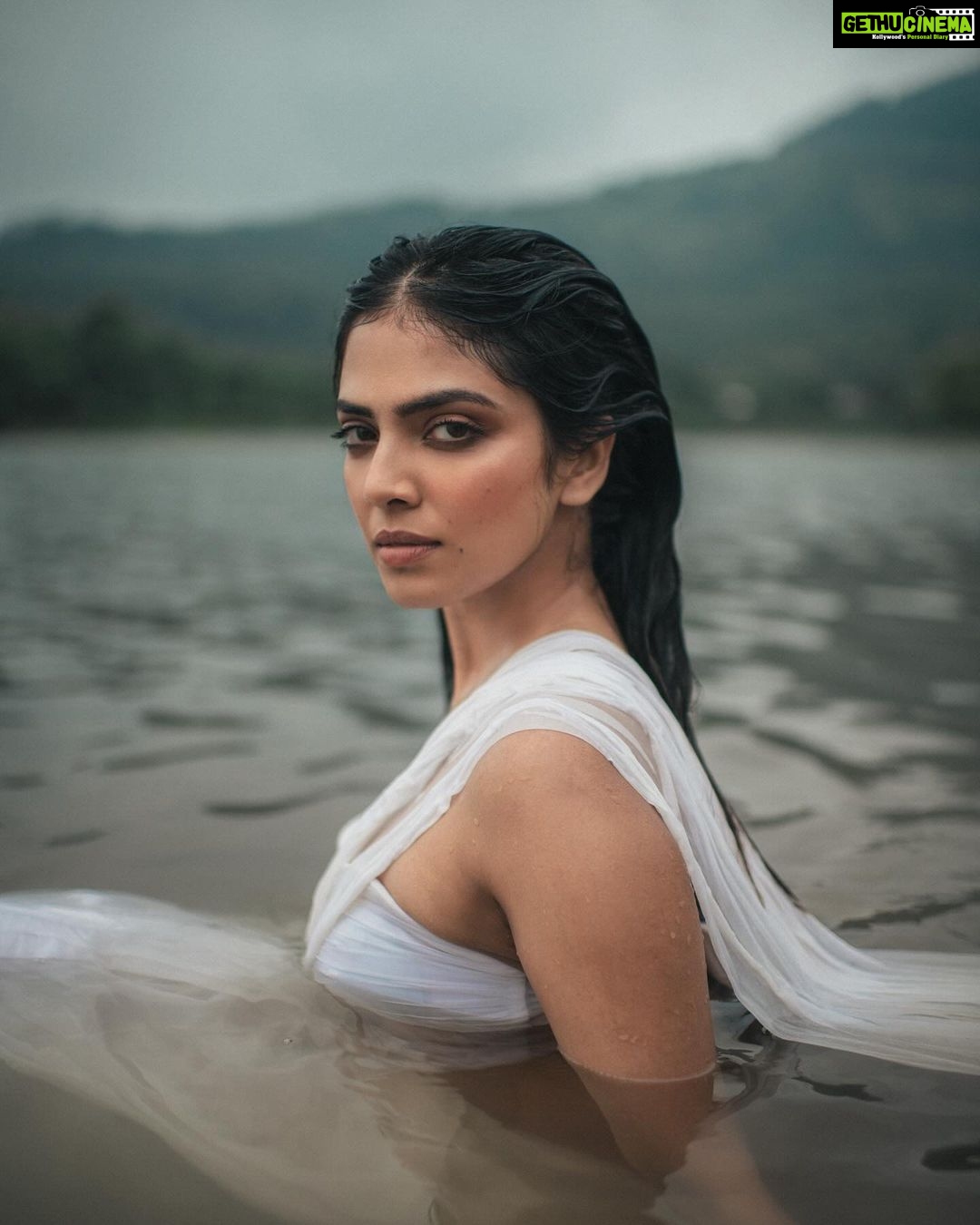 Malavika Mohanan Instagram - 🦢 📸 @bharat_rawail Makeup @makeupbylekha ...