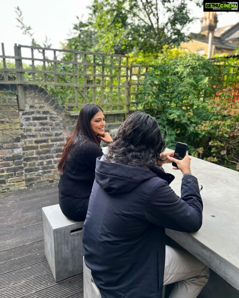 Malavika Mohanan Instagram - Finally got to spend some quality time with my little 🐒 in one of our favourite cities! ♥️ This is the cutest Airbnb we could’ve asked for! Thanks for the gift @airbnb ♥️ We loved every minute of it ☺️ London, United Kingdom