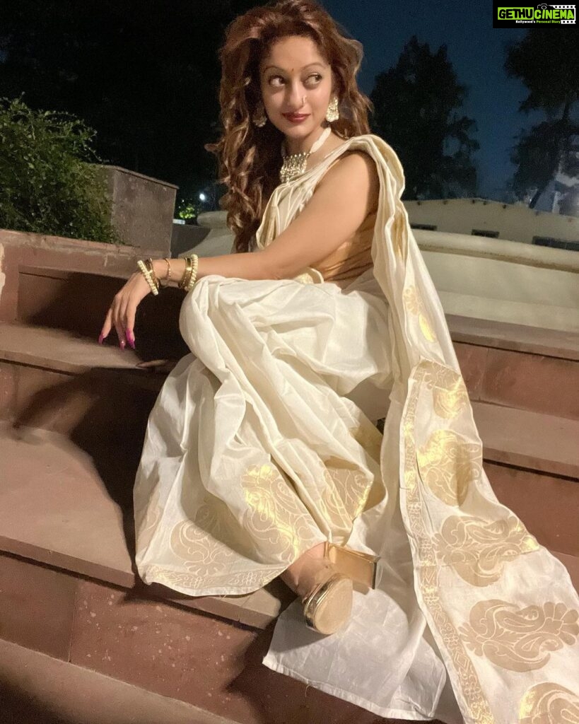Manasi Naik Instagram - This year I met the most broken version of me, But Also The strongest ❤️ Kuch der Aur …⏳ Thank you Universe 💫 I will Not Give Up Growing Glowing And Healing ❤️‍🩹 #ManasiNaik #Actor #Performer #Beingme #OnMyOwn #Beauty #OOTD #fashionstyle #MyStyle #Secret #grattitude #Happy #survivor #Growing #Glowing #WorkingHard #WatchMeGrow #ThankYou #SelfRealisation #survivor #Cultured #Morals #Focused #mentalhealthawareness #MentalPeace #NewDreams #NeverGiveUp #newbeginnings 🧿 #CatMomOf12
