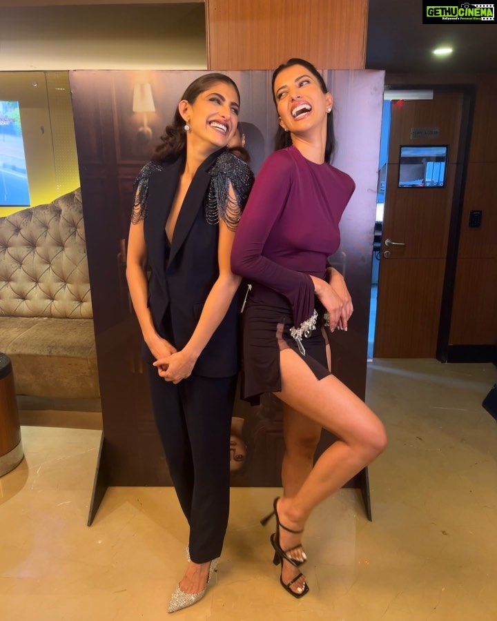 Manasvi Mamgai Instagram - Some long overdue snippets from the premier. The Trial is leading the streaming charts in India and also available on Hulu internationally. ❤👊🏼 @suparnverma thank you for giving me the opportunity to share the same frames as @kajol @kubbrasait @senguptajisshu. Swipe till the end to watch me being photobombed by the legendary Tanuja ji on the red carpet. 😝 Mumbai, Maharashtra