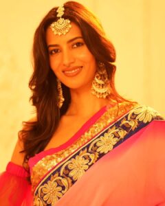 Manasvi Mamgai Instagram - Wishing you a Diwali as vibrant and joyful as the colors lighting up my celebration ✨❤️

#HappyDiwali

Styled by @deeti.mehta 
Assisted by @Snehatiwari05 
Saree @labelyaminibhansali 
Jewellery @pastels_pearls_jewellery 

Photography @media9manoj @mysouthdiva