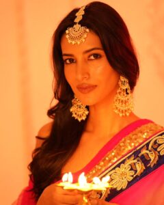 Manasvi Mamgai Instagram - Wishing you a Diwali as vibrant and joyful as the colors lighting up my celebration ✨❤️

#HappyDiwali

Styled by @deeti.mehta 
Assisted by @Snehatiwari05 
Saree @labelyaminibhansali 
Jewellery @pastels_pearls_jewellery 

Photography @media9manoj @mysouthdiva