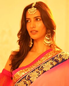 Manasvi Mamgai Instagram - Wishing you a Diwali as vibrant and joyful as the colors lighting up my celebration ✨❤️

#HappyDiwali

Styled by @deeti.mehta 
Assisted by @Snehatiwari05 
Saree @labelyaminibhansali 
Jewellery @pastels_pearls_jewellery 

Photography @media9manoj @mysouthdiva