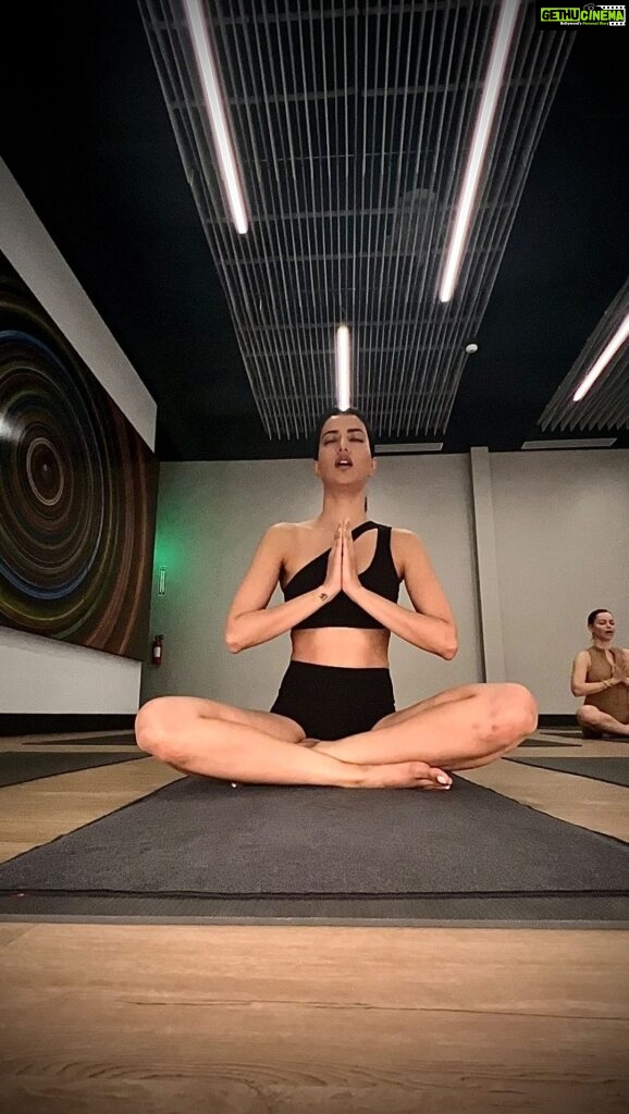 Manasvi Mamgai Instagram - Started a 4 week @artha summer body challenge with my girl @cristianadaia last week 💪🏽👊🏼🧘‍♀🧖🏽‍♀ Will I make it to the end? #wellness #community #consistency ARTHA, a Wellness Sanctuary