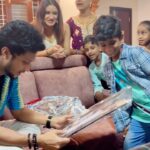 Mani Chandra Instagram - Isn’t this a true happiness getting gifts from kids 🥹❤️ A perfect bliss moment 🤍 This birthday was soooooo soooooooo much of surprises 🖤🥹and special moments which I can’t forget for lifetime 🖤🤍😘 VC @vimal_vicky7 ❤️😘 Bangalore, India