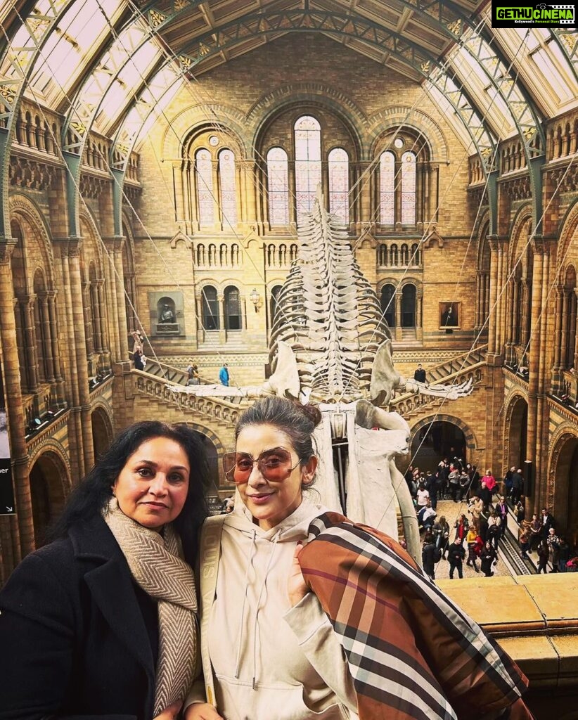 Manisha Koirala Instagram - Why I love visiting London..? Coz there are so many things I love I get to do.. #museum #opera #friends #films #food #ballet #broadwaymusical above all meet #oldfriends n #newfriends