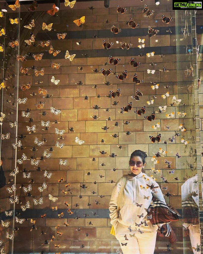 Manisha Koirala Instagram - Why I love visiting London..? Coz there are so many things I love I get to do.. #museum #opera #friends #films #food #ballet #broadwaymusical above all meet #oldfriends n #newfriends