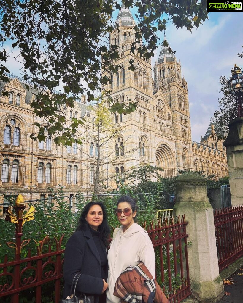 Manisha Koirala Instagram - Why I love visiting London..? Coz there are so many things I love I get to do.. #museum #opera #friends #films #food #ballet #broadwaymusical above all meet #oldfriends n #newfriends