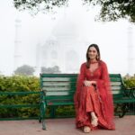 Manushi Chhillar Instagram - Wonder-ful morning 😍 @drishtizahabia @anaqajewels @aprajitatoorofficial @pixel.exposures @hair.studio.suhas @sheefajgilani @styledbyastha Taj Mahal, Agra City
