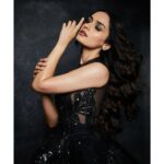 Manushi Chhillar Instagram - Just me getting ready for a night out 🖤🖤 @jioworldplaza