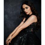 Manushi Chhillar Instagram - Just me getting ready for a night out 🖤🖤 @jioworldplaza