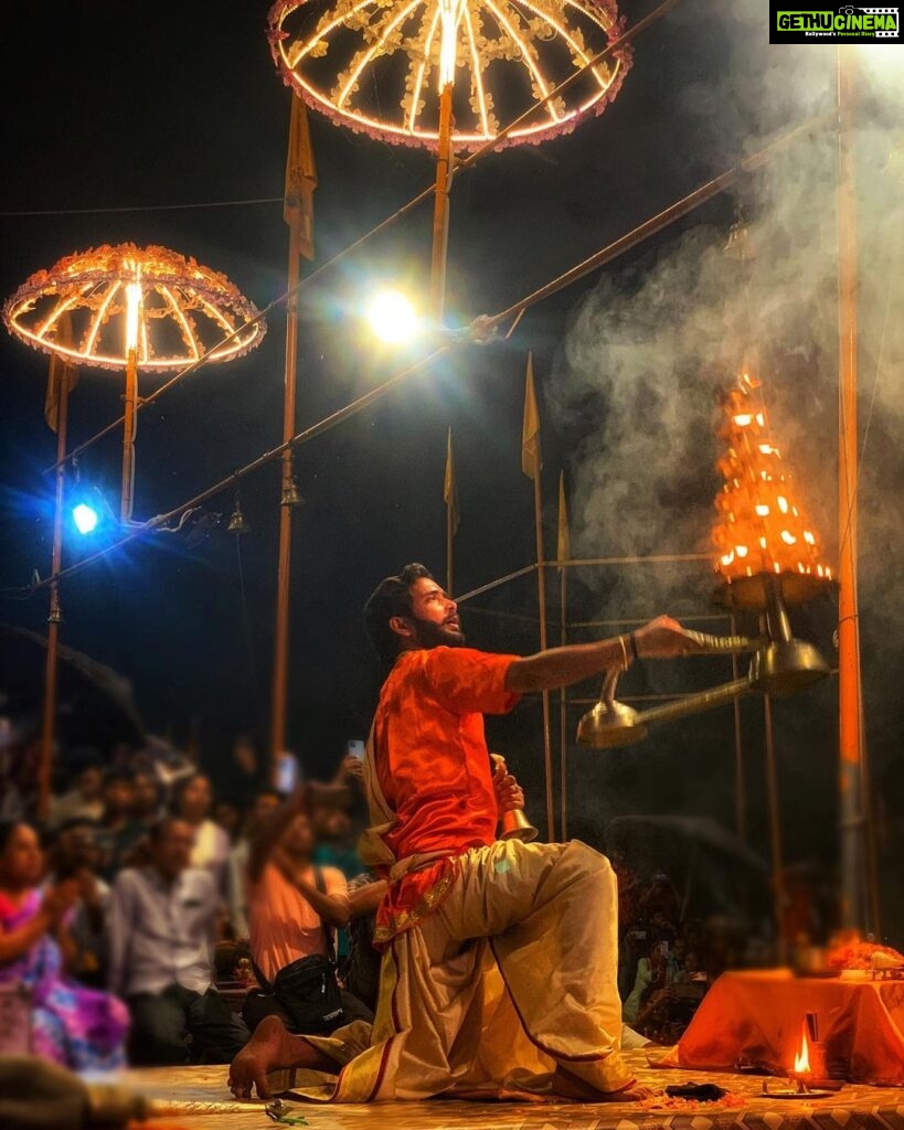 Maulika Patel Instagram - मग्न 💫 ॐ जय गंगे 🙏🏻♥ There's something about this evening aarti at Dashaswamedh Ghat in Varanasi where faith, fear, belief and humanity all come into one. The city spills into the river Ganga and right across it the evening lightens up with sounds of conch and bell and illumination of the thousands of diyas spreading light through the darkness of the night and the heart. P.c: @banarasiya_ghumakkad 📸 V.c: @wanderwithaawara 🎥 #gangaaarti #banaras #varanasi #maaganga #feel #faith #vibes #positivity #dashaswamedhghat #ilovemyblessedlife💕